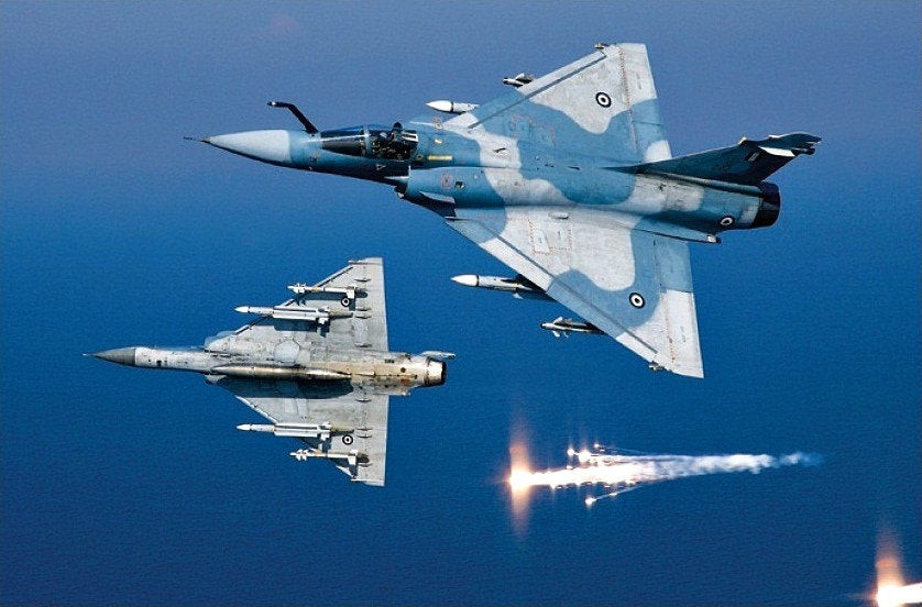 Καλά στην υγεία του ο πιλότος του Mirage 2000 που κατέπεσε – Εξετάζεται η δυνατότητα ανέλκυσης τμημάτων του αεροσκάφους